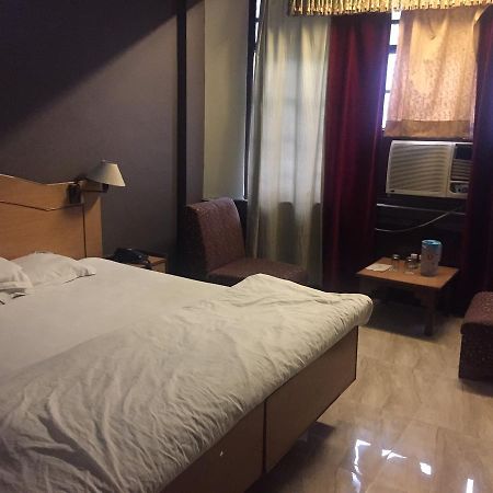 Hotel Atithi เดห์ราดุน ภายนอก รูปภาพ